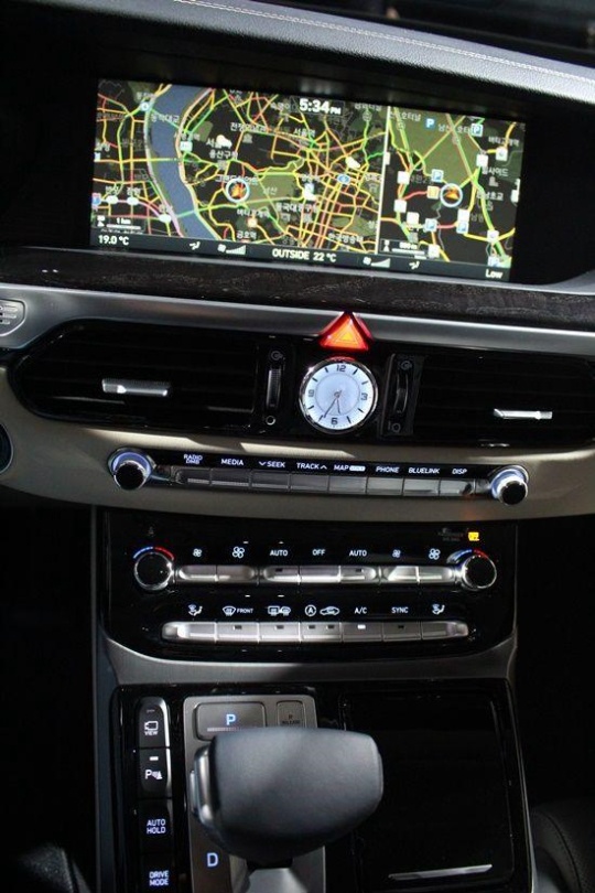現代Genesis頂級轎車EQ900面世 預定量已超萬輛【組圖】