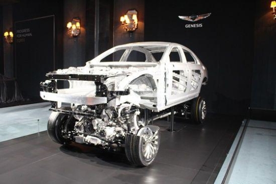 現代Genesis頂級轎車EQ900面世 預定量已超萬輛【組圖】