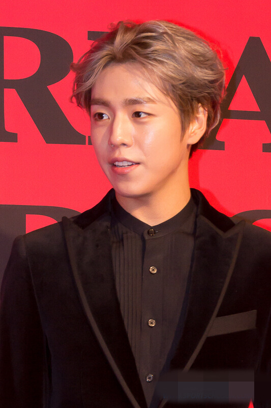 A pink孫娜恩李玹雨齊現身時尚頒獎禮 金所炫白色長裙獲贊女神【組圖】