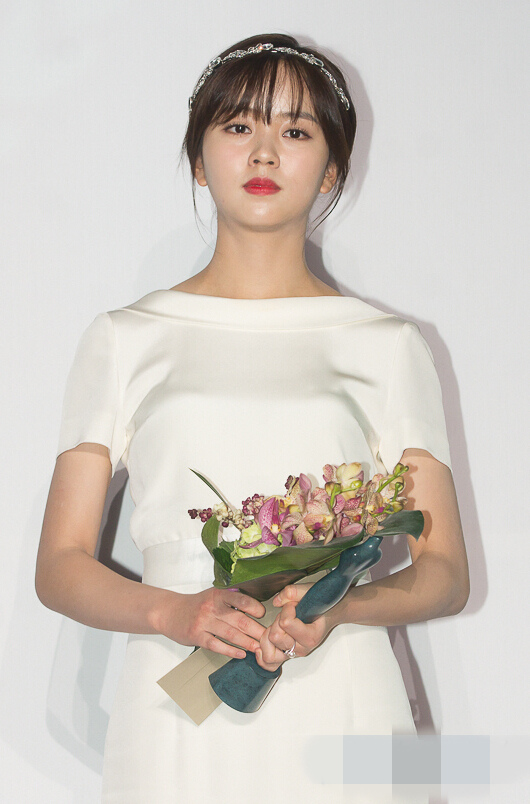 A pink孫娜恩李玹雨齊現身時尚頒獎禮 金所炫白色長裙獲贊女神【組圖】