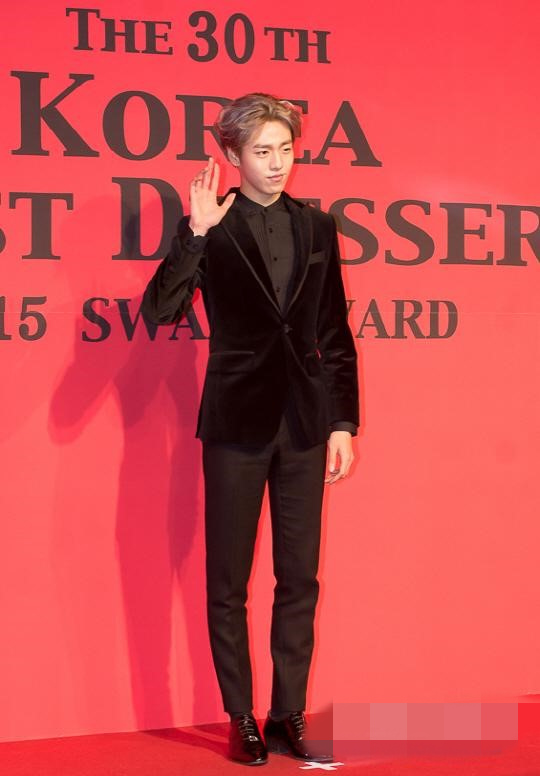 A pink孫娜恩李玹雨齊現身時尚頒獎禮 金所炫白色長裙獲贊女神【組圖】