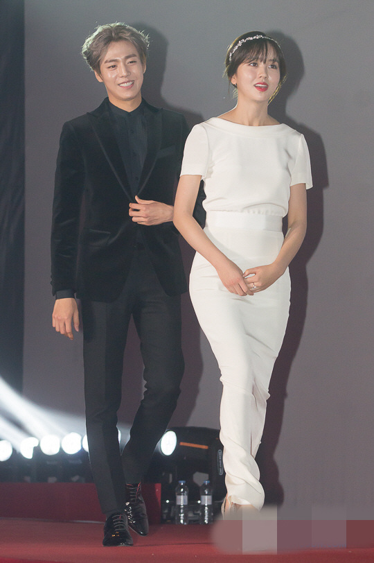 A pink孫娜恩李玹雨齊現身時尚頒獎禮 金所炫白色長裙獲贊女神【組圖】