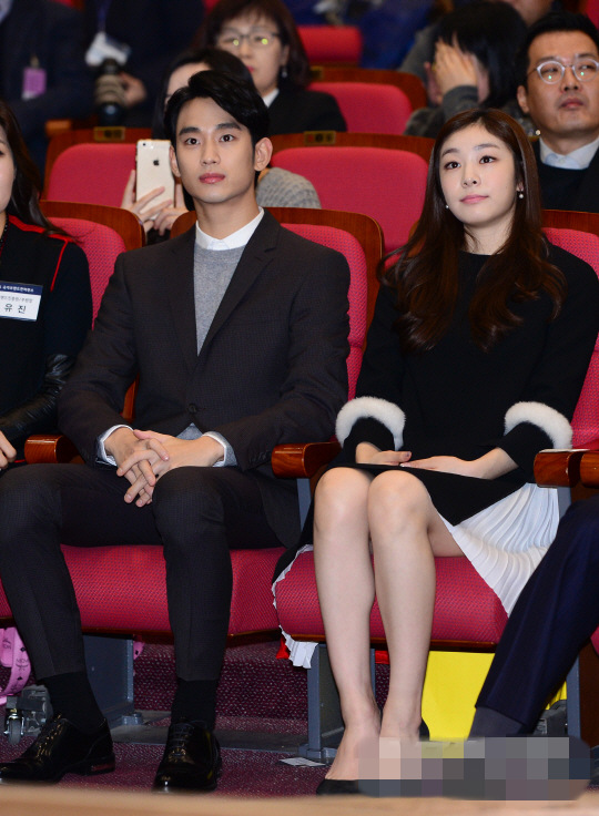 金秀賢與金妍兒同獲2015品牌大獎 溫暖微笑紳士范【組圖】