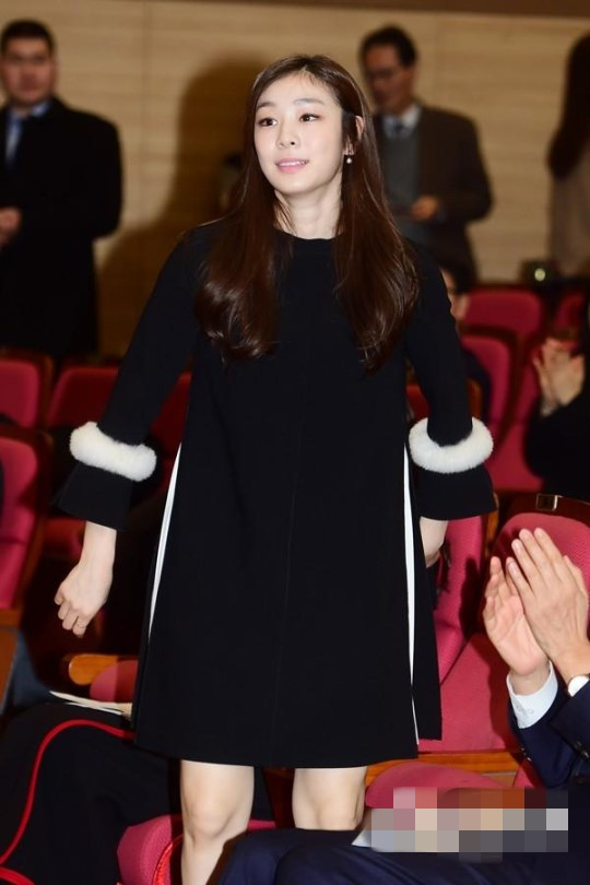 金秀賢與金妍兒同獲2015品牌大獎 溫暖微笑紳士范【組圖】