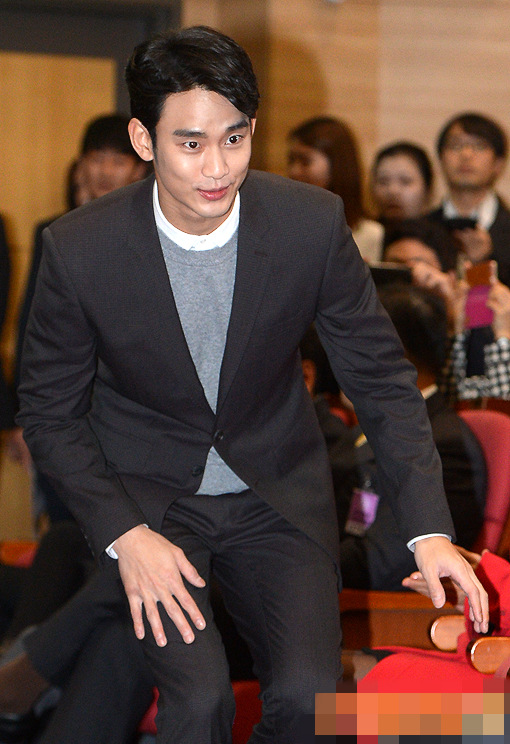 金秀賢與金妍兒同獲2015品牌大獎 溫暖微笑紳士范【組圖】