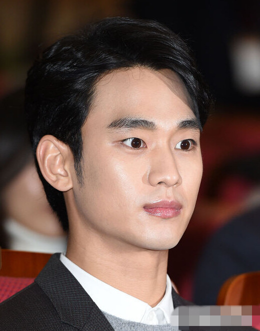 金秀賢與金妍兒同獲2015品牌大獎 溫暖微笑紳士范【組圖】