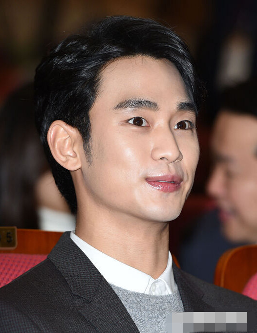 金秀賢與金妍兒同獲2015品牌大獎 溫暖微笑紳士范【組圖】