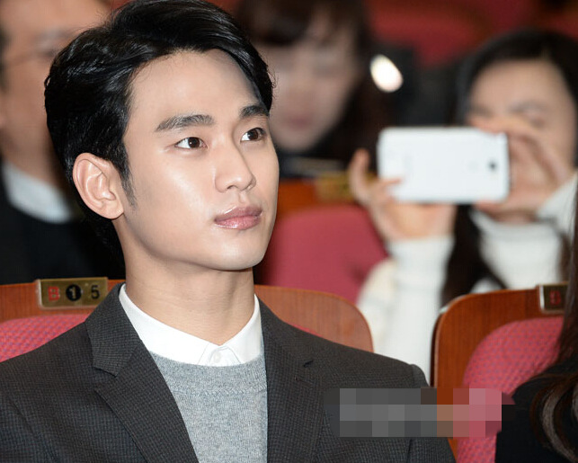 金秀賢與金妍兒同獲2015品牌大獎 溫暖微笑紳士范【組圖】