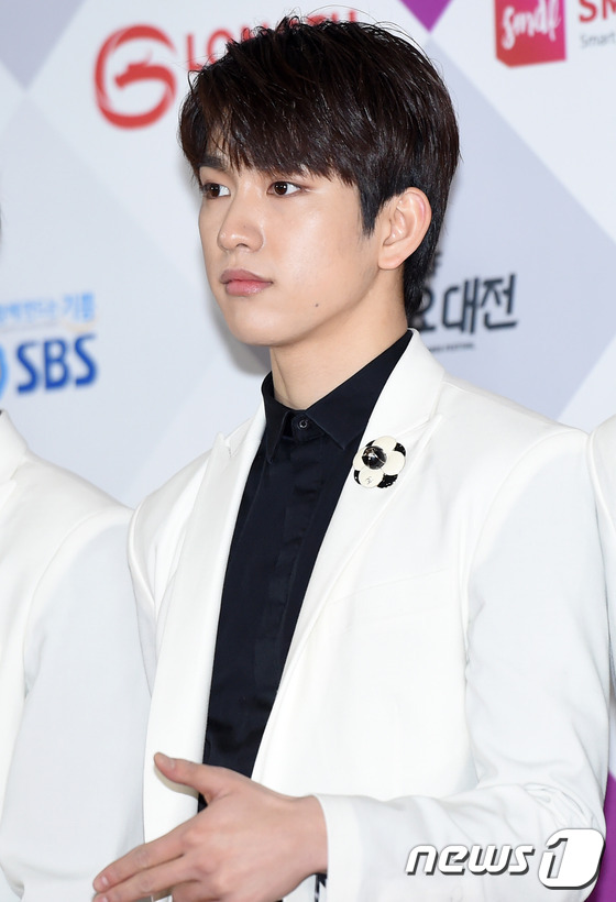 SBS歌謠大戰紅毯匯總 EXO伯賢賣萌不斷少女時代美艷【組圖】