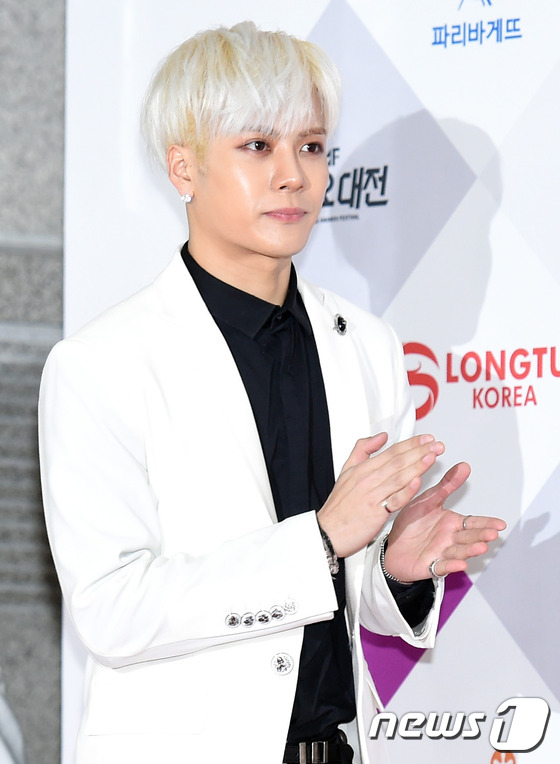 SBS歌謠大戰紅毯匯總 EXO伯賢賣萌不斷少女時代美艷【組圖】