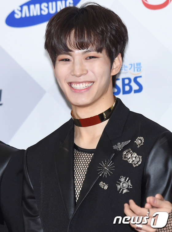 SBS歌謠大戰紅毯匯總 EXO伯賢賣萌不斷少女時代美艷【組圖】