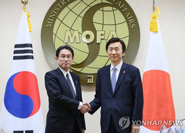 韓國外交部長官尹炳世與日本外相岸田文雄于當地時間28日下午兩點在韓國首爾舉行會談。（圖片來源：韓聯社）