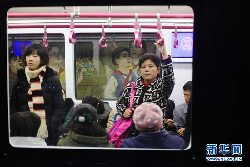 在朝鮮首都平壤的凱旋地鐵站，乘客乘坐新建造的地鐵列車（1月6日攝）。新華社記者朱龍川攝