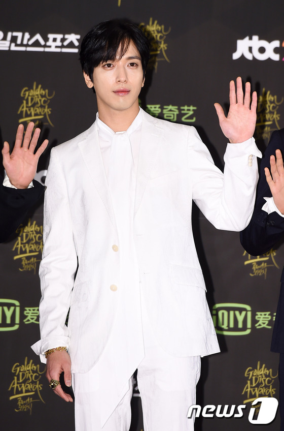 “金唱片大賞”紅毯匯總 CNBlue黑白簡約EXO藍色造型搶眼【組圖】