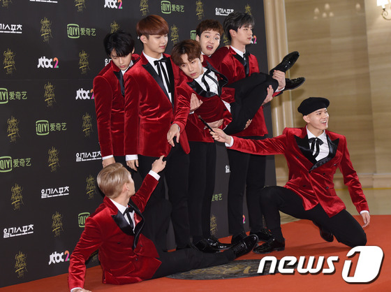 “金唱片大賞”紅毯匯總 CNBlue黑白簡約EXO藍色造型搶眼【組圖】