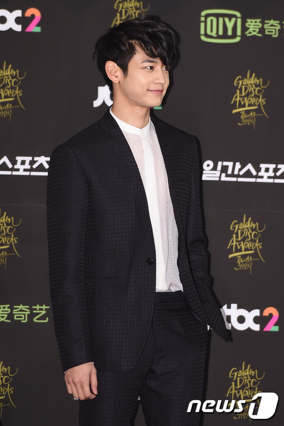 “金唱片大賞”紅毯匯總 CNBlue黑白簡約EXO藍色造型搶眼【組圖】