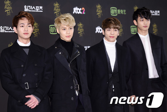 “金唱片大賞”紅毯匯總 CNBlue黑白簡約EXO藍色造型搶眼【組圖】