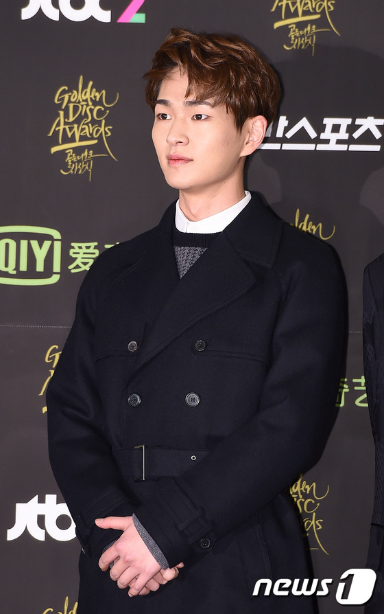 “金唱片大賞”紅毯匯總 CNBlue黑白簡約EXO藍色造型搶眼【組圖】