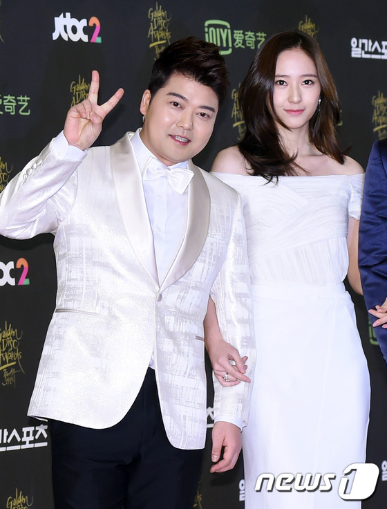 “金唱片大賞”紅毯匯總 CNBlue黑白簡約EXO藍色造型搶眼【組圖】