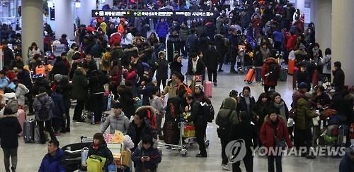 數萬旅客滯留機場。（圖片來源：韓聯社）