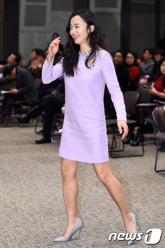 全度妍劉亞仁現身電影頒獎禮 分獲最佳男女主角【組圖】