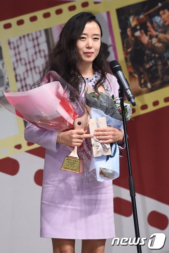 全度妍劉亞仁現身電影頒獎禮 分獲最佳男女主角【組圖】