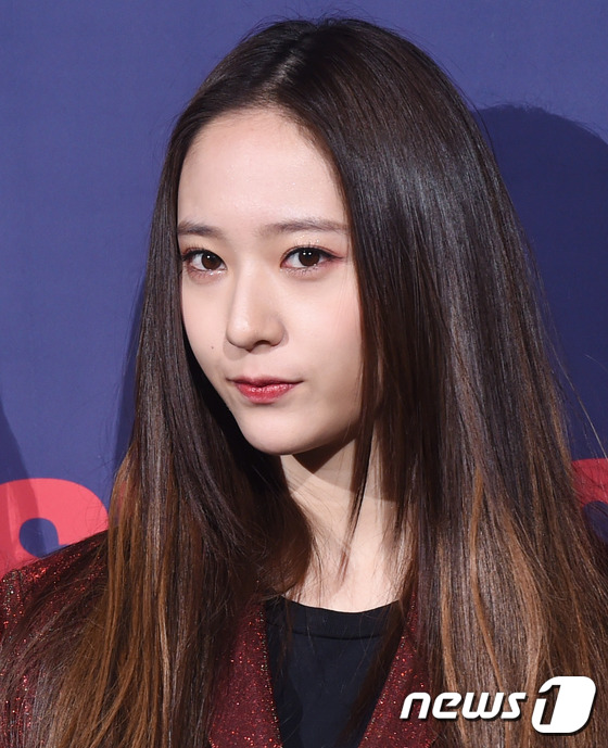 f(x)舉辦首場演唱會發布會 宋茜紅衣現身【組圖】