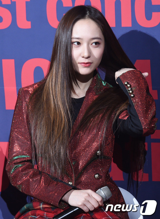 f(x)舉辦首場演唱會發布會 宋茜紅衣現身【組圖】
