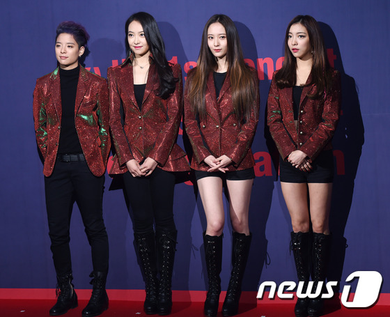 f(x)舉辦首場演唱會發布會 宋茜紅衣現身【組圖】