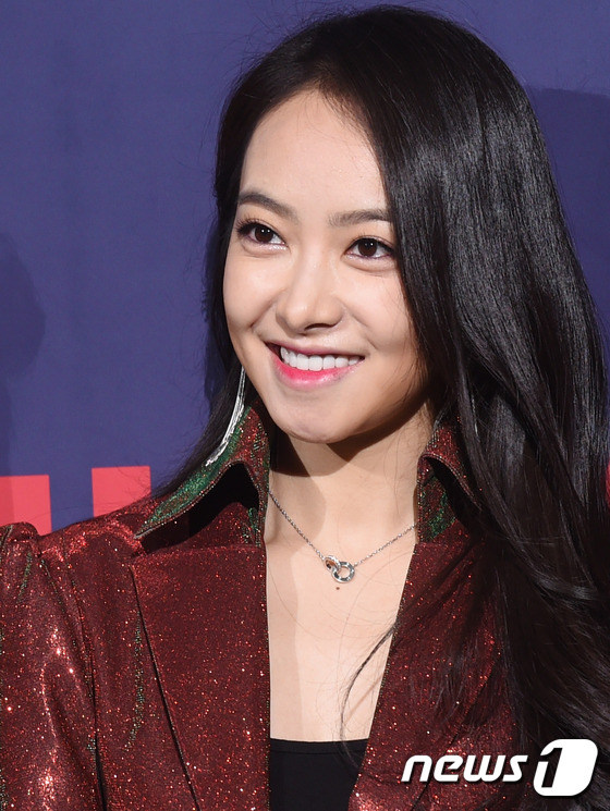 f(x)舉辦首場演唱會發布會 宋茜紅衣現身【組圖】