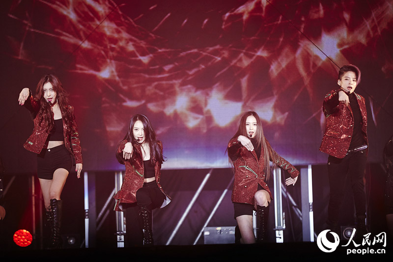 f(x)舉辦首場演唱會 宋茜公布官方粉絲團名為MeU【組圖】