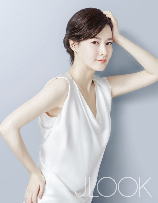 45歲李英愛拍寫真秀美膚香肩 優雅清新【組圖】