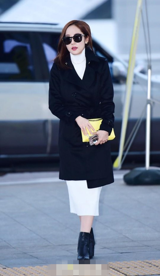 樸敏英現身機場赴美 黑白裝扮干練不失女人味【組圖】