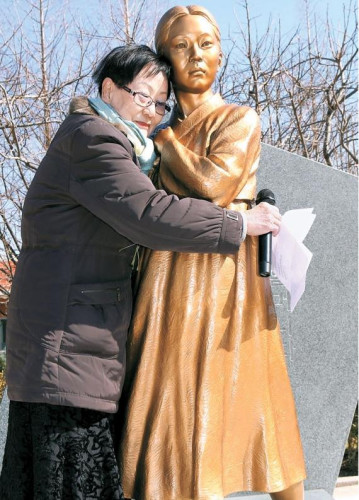 當地時間1日，釜山“和平少女像”揭幕儀式在釜山學生教育文化會館廣場舉辦。