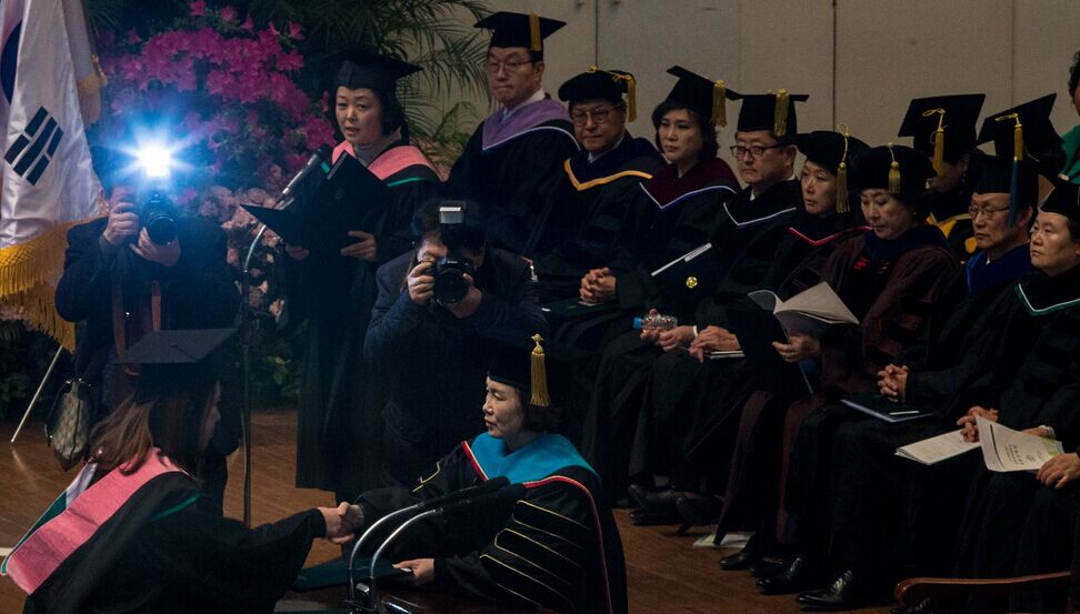 韓國名門女大迎畢業季 畢業生顏值“爆表”【組圖】