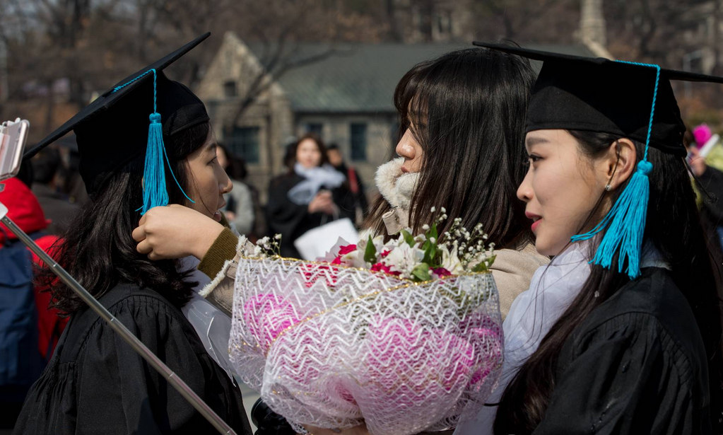 韓國名門女大迎畢業季 畢業生顏值“爆表”【組圖】