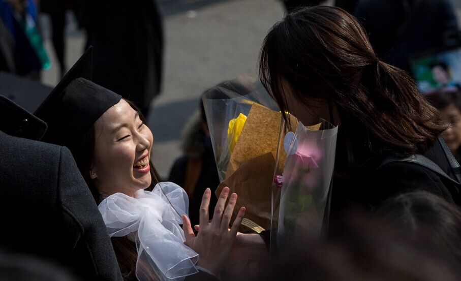 韓國名門女大迎畢業季 畢業生顏值“爆表”【組圖】