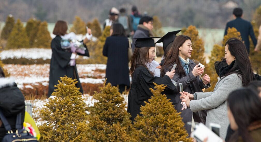 韓國名門女大迎畢業季 畢業生顏值“爆表”【組圖】