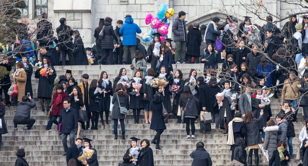 韓國名門女大迎畢業季 畢業生顏值“爆表”【組圖】