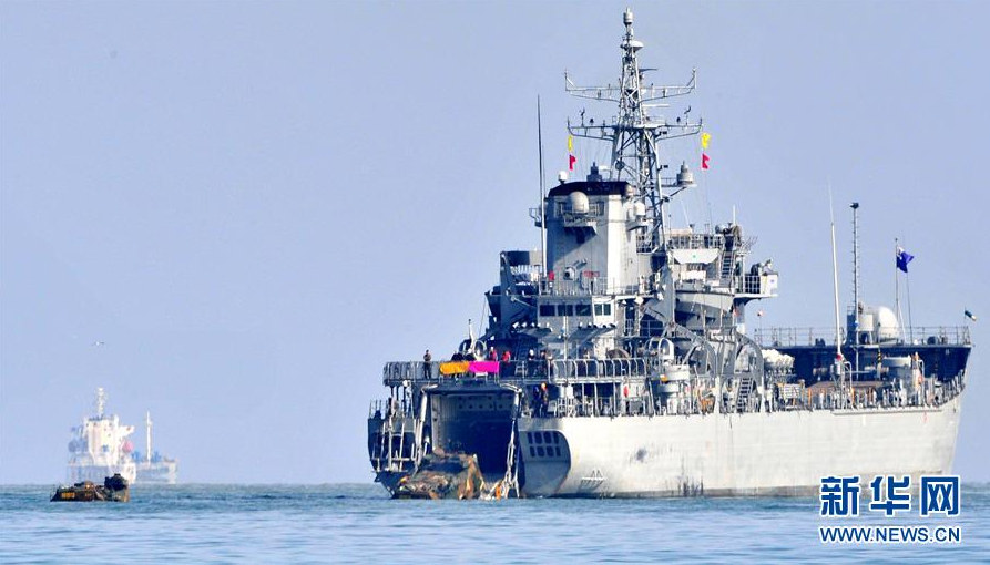 3月7日，在韓國浦項市附近海域，韓軍突擊登陸車輛向登陸艦移動。