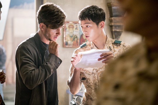 《太陽的后裔》宋仲基被贊暖男 穿軍裝花絮照公開【組圖】