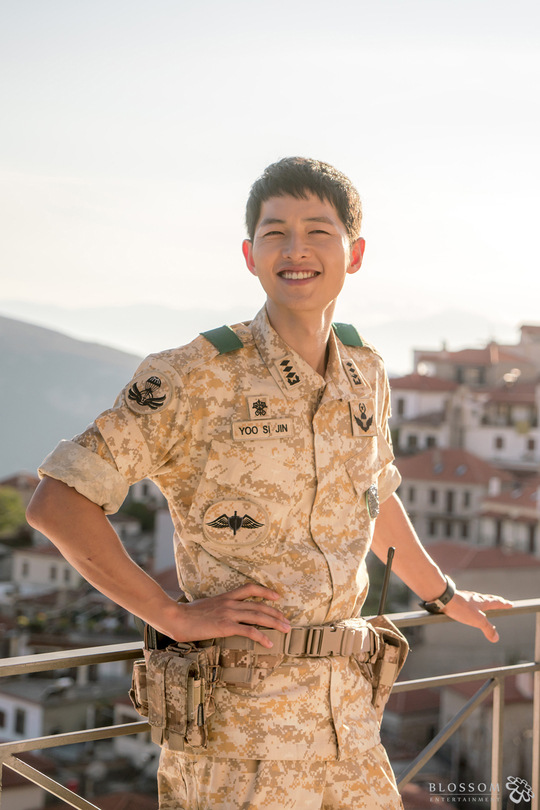 《太陽的后裔》宋仲基被贊暖男 穿軍裝花絮照公開【組圖】
