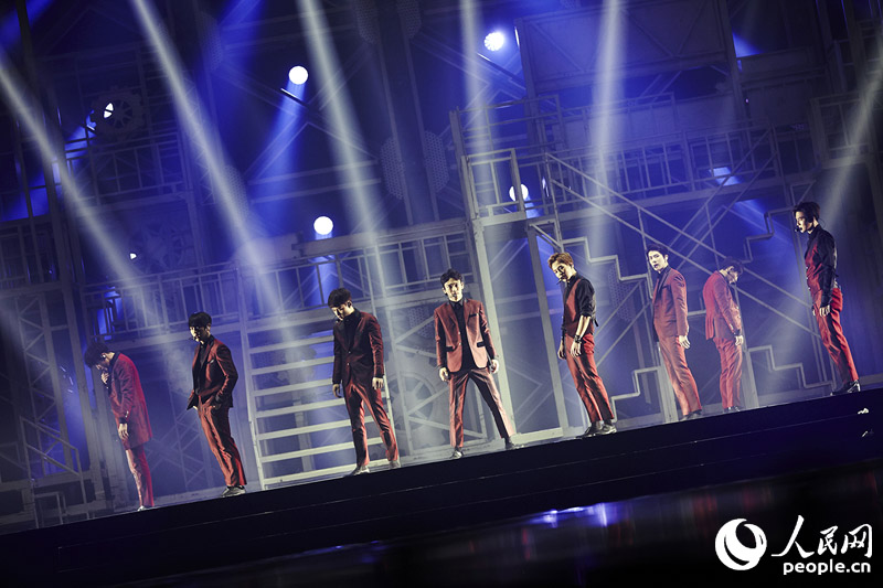 EXO二巡安可演唱會首爾落幕 KAI拄拐杖登臺【高清組圖】