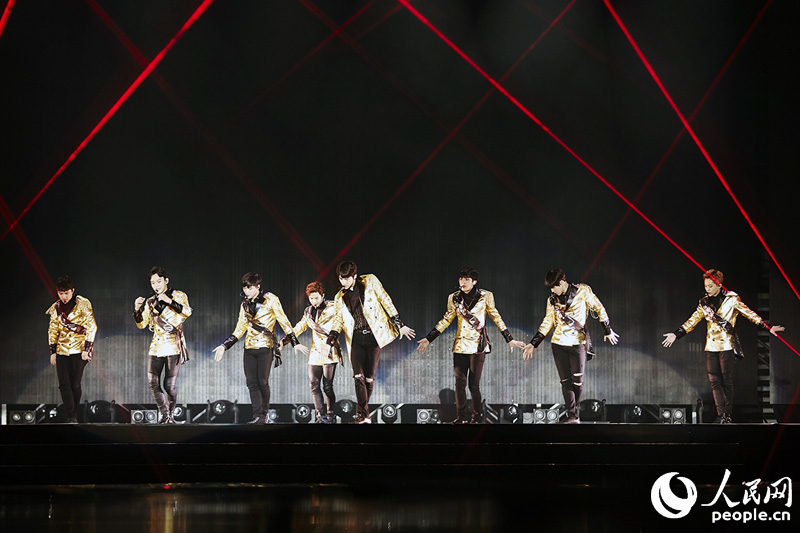 EXO二巡安可演唱會首爾落幕 KAI拄拐杖登臺【高清組圖】