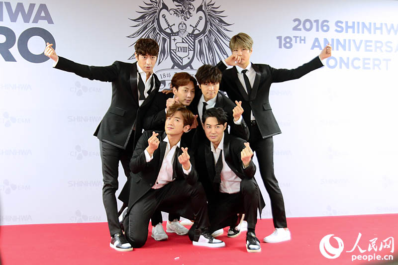 韓國最長壽偶像組合神話舉辦18周年演唱會【組圖】
