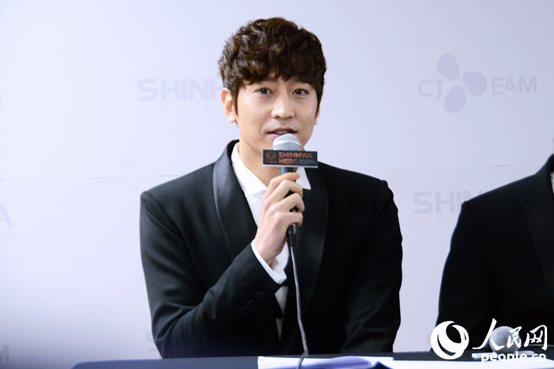 韓國最長壽偶像組合神話舉辦18周年演唱會【組圖】