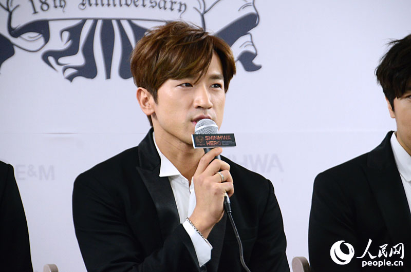 韓國最長壽偶像組合神話舉辦18周年演唱會【組圖】