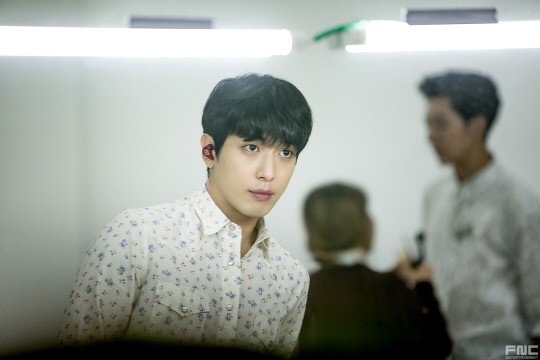 CNBlue演唱會花絮照 鄭容和李宗泫后臺搞怪【組圖】