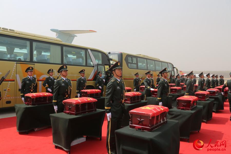 第三批在韓志愿軍烈士遺骸回國 殲-11戰機護航
