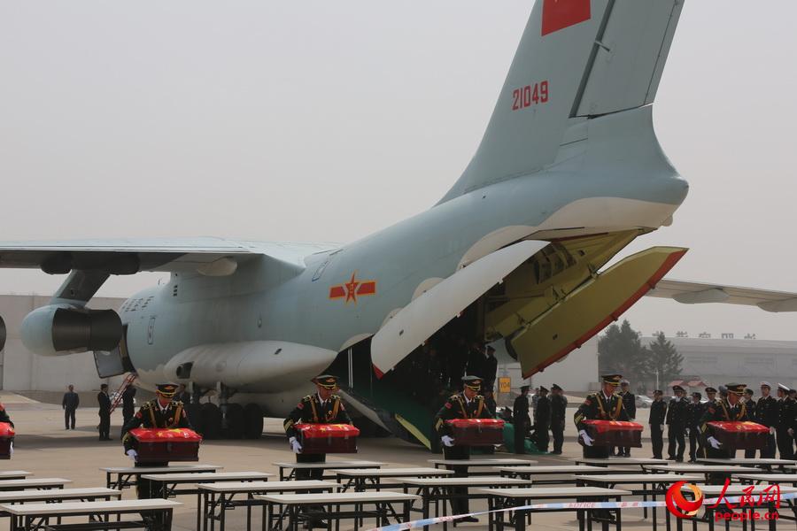 第三批在韓志愿軍烈士遺骸回國 殲-11戰機護航